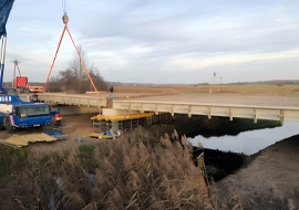 Montaż belek typu T na nowym moście w Fastach - Mosty Łódź S.A.